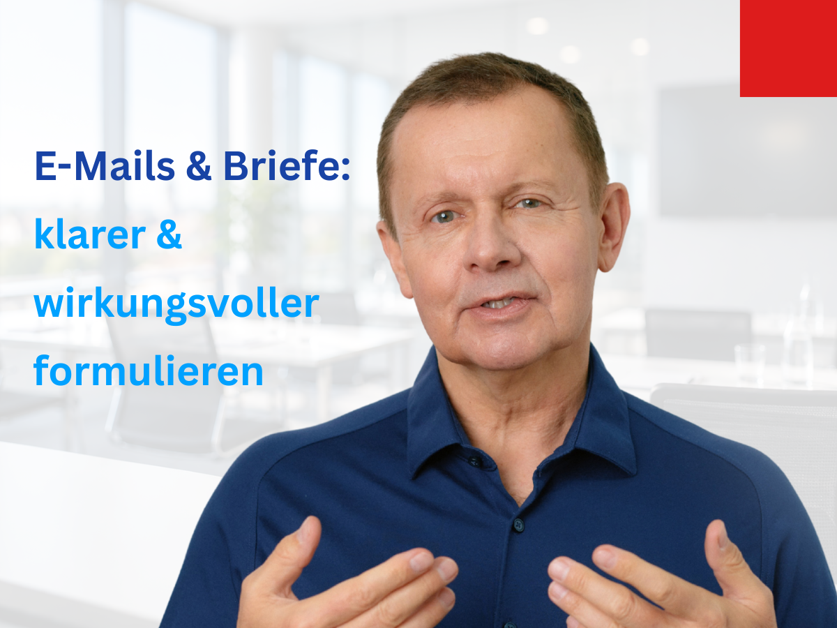 Kommunikationstrainer Uwe Freund zeigt im Seminar, wie Teams KI-Formulierungsvorschläge prüfen und eigene Texte verbessern