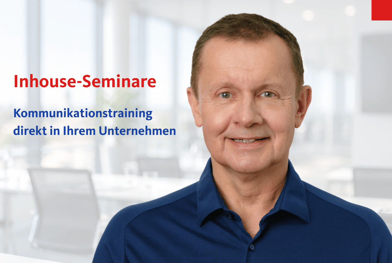 Kommunikationstrainer Uwe Freund im Inhouse-Seminar: Ein Team arbeitet an E-Mails und Gesprächen aus dem eigenen Unternehmen